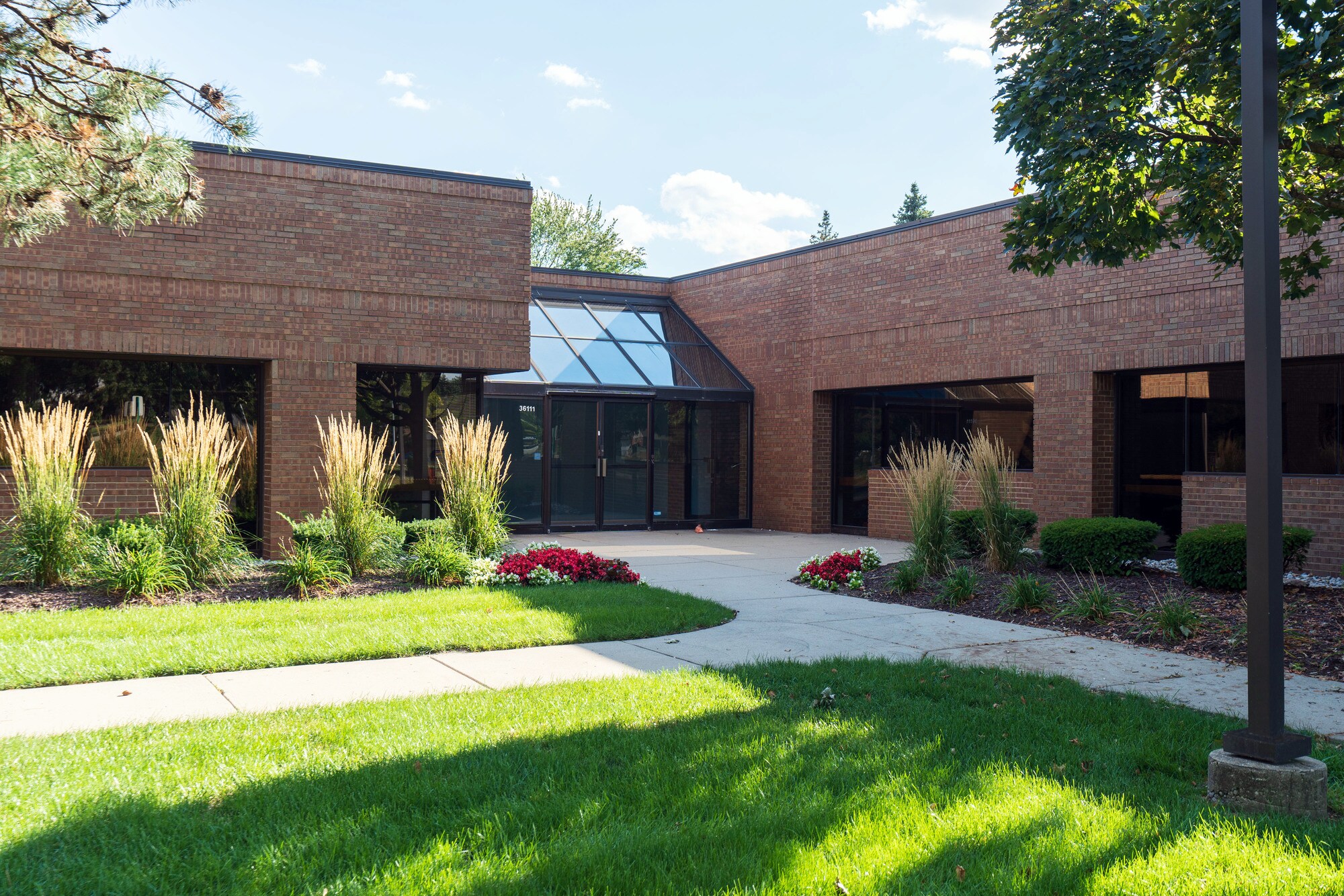 36133-36139 Schoolcraft Rd, Livonia, MI à louer Photo principale– Image 1 sur 16