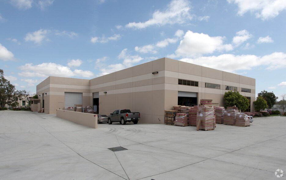 1011 S Andreasen Dr, Escondido, CA à louer - Photo de l’immeuble – Image 2 sur 7
