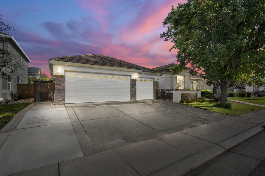 9473 Heathman Way, Elk Grove, CA à vendre - Photo principale – Image 1 sur 44