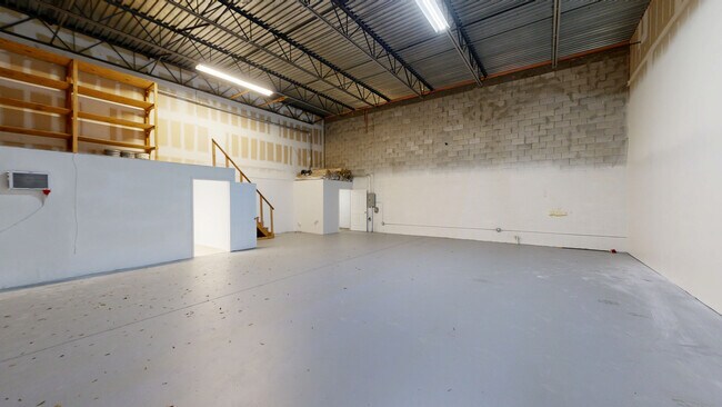 Plus de détails pour 2155 NW Settle Ave, Port Saint Lucie, FL - Industriel/Logistique à louer