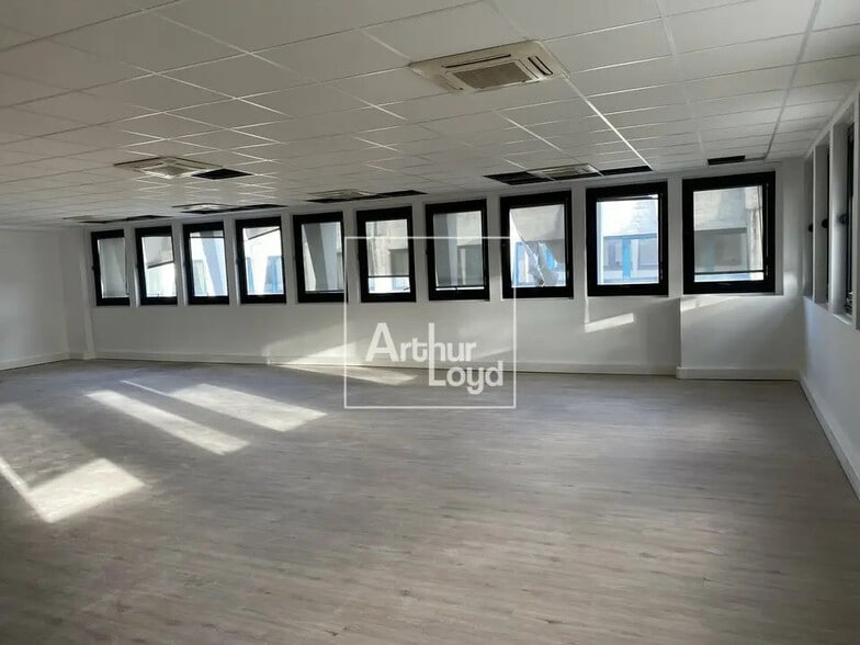 Bureau dans COURCOURONNES à louer - Photo de l’immeuble – Image 3 sur 7