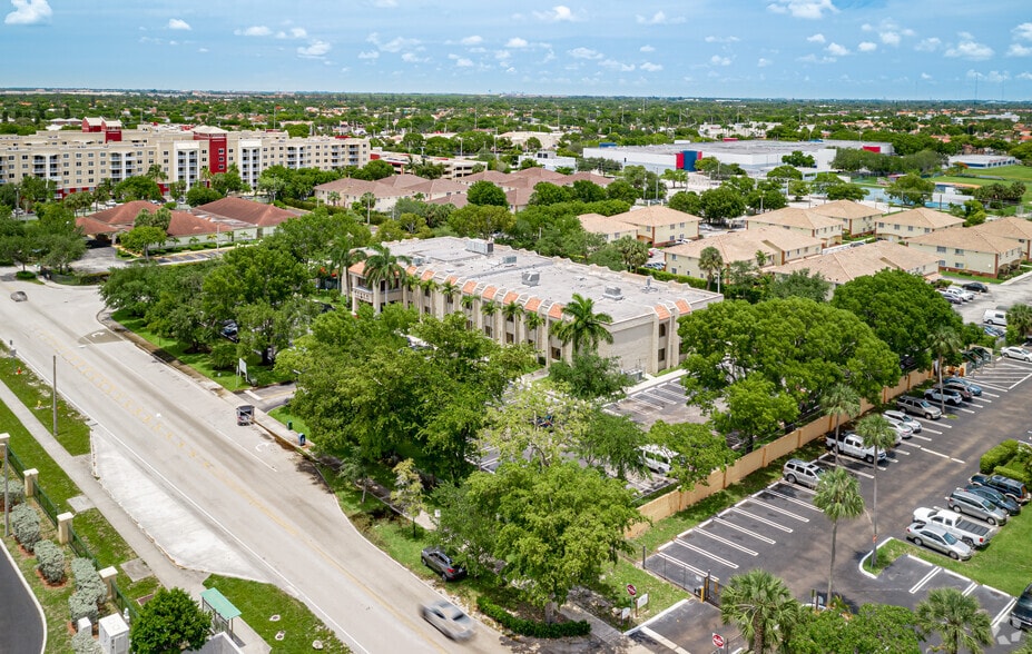 18191 NW 68th Ave, Miami Lakes, FL à louer - Aérien – Image 3 sur 13
