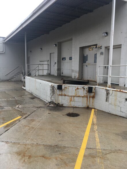 100 S 6th Ave, West Bend, WI à louer - Photo de l’immeuble – Image 3 sur 20