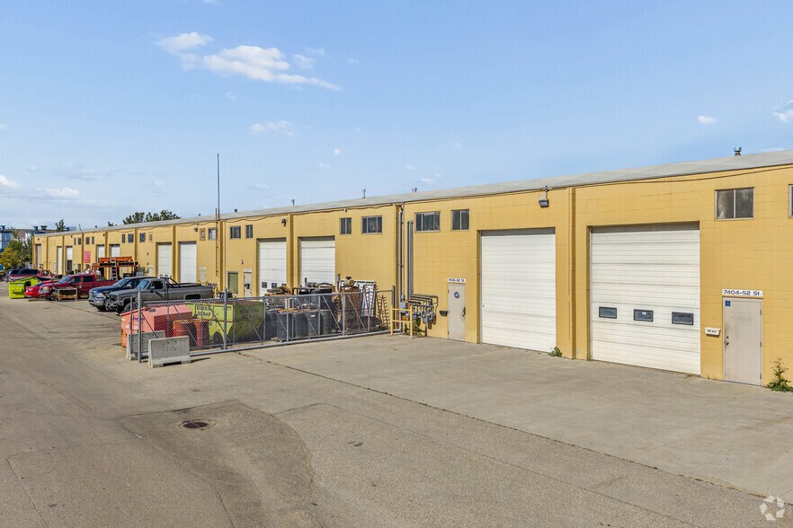 7402-7420 52 St NW, Edmonton, AB à vendre - Photo principale – Image 1 sur 2