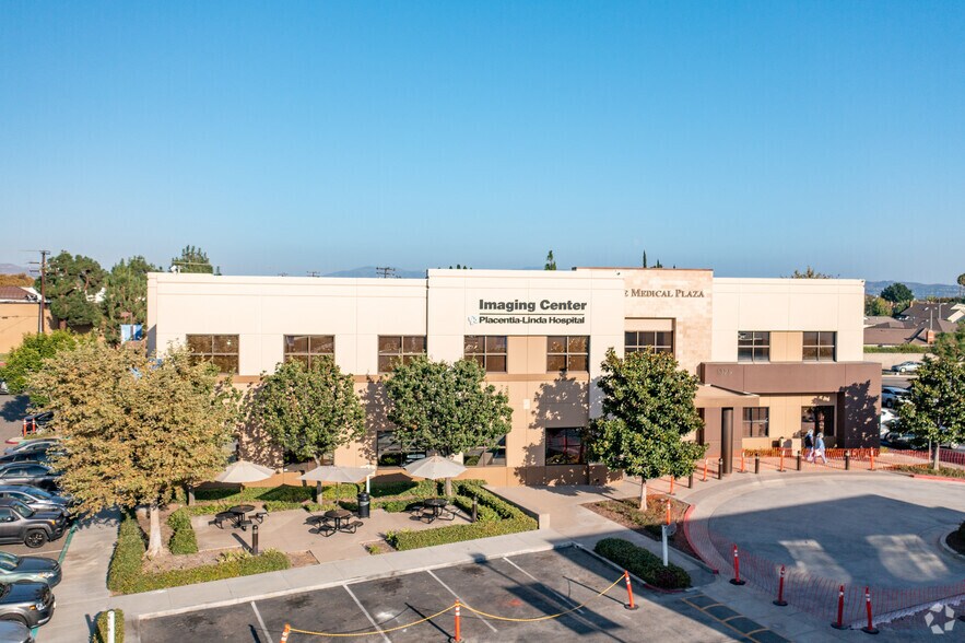 1325 Rose Dr, Placentia, CA à louer - Photo de l’immeuble – Image 2 sur 8