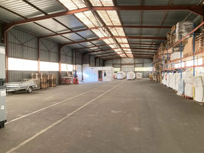 Local d’activités dans Issoudun à louer - Photo de l’immeuble – Image 1 sur 18