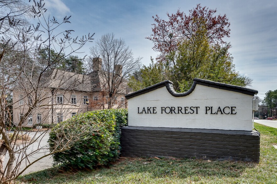 6065 Lake Forrest Dr NW, Atlanta, GA à vendre - Photo de l’immeuble – Image 3 sur 27