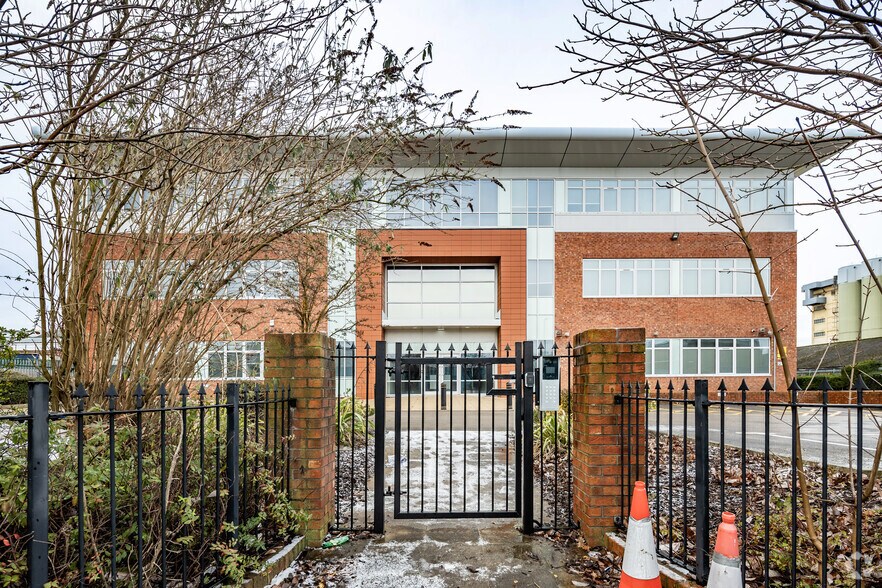 Elevator Rd, Manchester à louer - Photo de l’immeuble – Image 2 sur 3