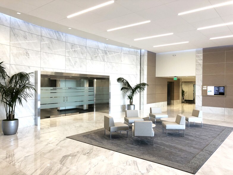 2100 Main St, Irvine, CA à louer - Hall d’entrée – Image 2 sur 15