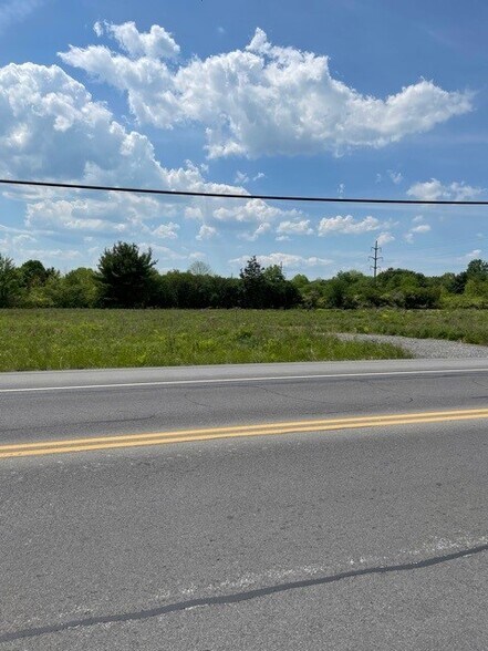 0 Warren Rd, Ithaca, NY à louer - Photo de l’immeuble – Image 1 sur 2