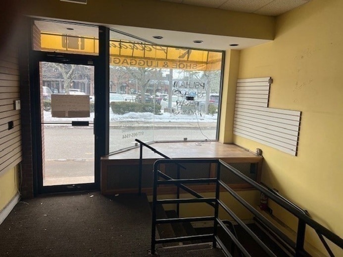 21 Pelham St, Newton, MA 02459 - Lot 21 -  - Photo intérieure - Image 1 of 8