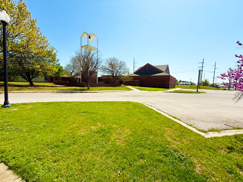 601 24th Ave SW, Norman, OK à vendre - Photo principale – Image 1 sur 13