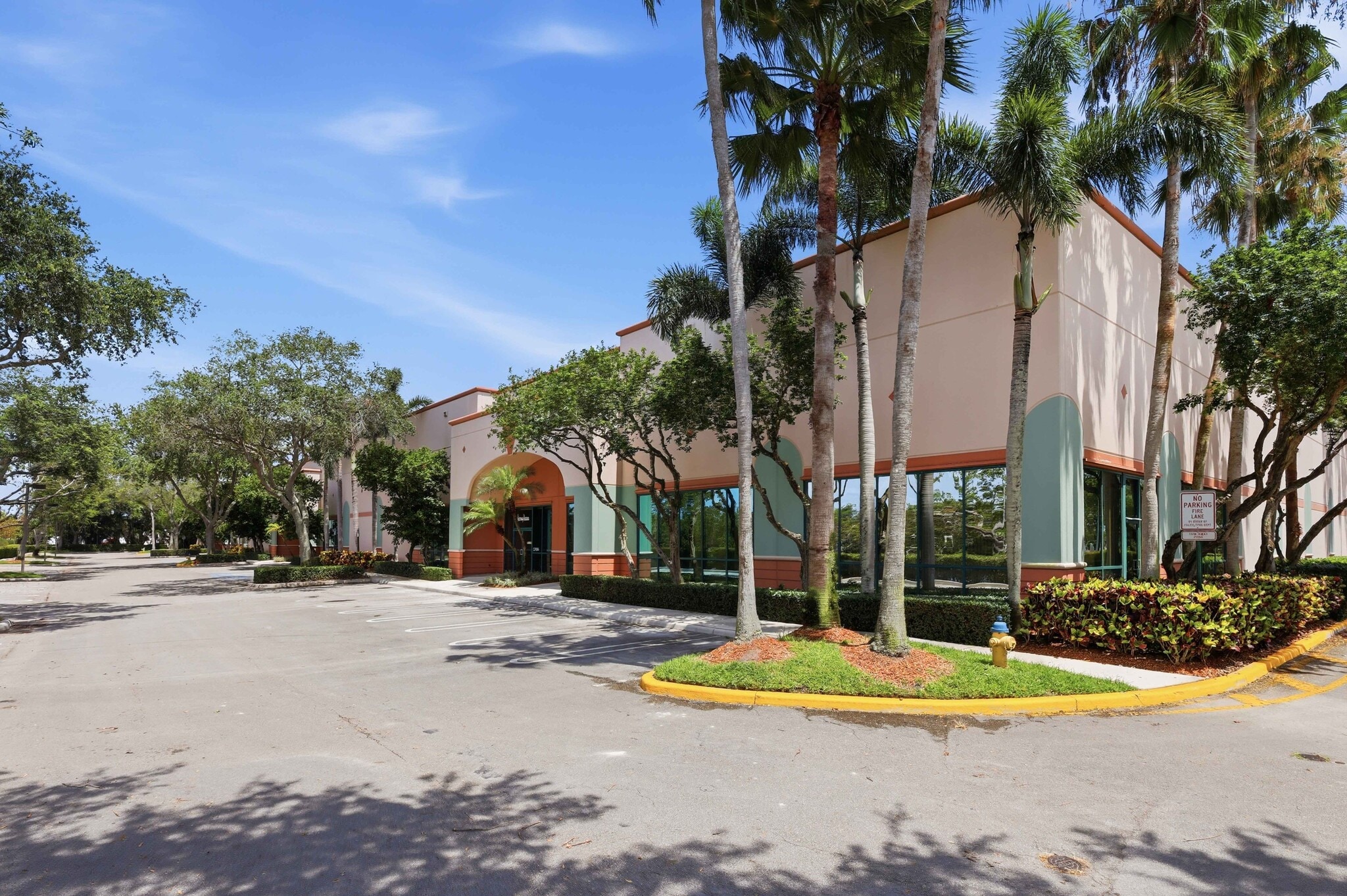 2704-2784 Executive Way, Miramar, FL à louer Photo de l’immeuble– Image 1 sur 6