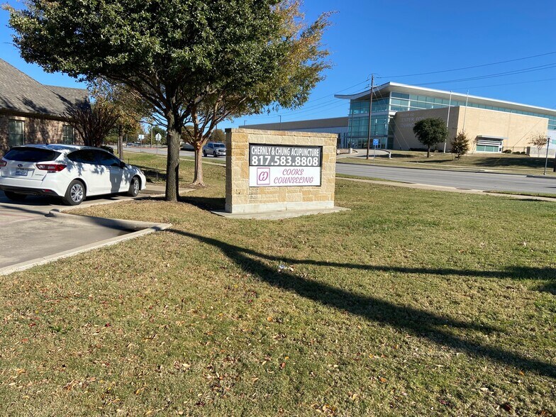 8305 Whitley Rd, Watauga, TX à louer - Photo de l’immeuble – Image 2 sur 10
