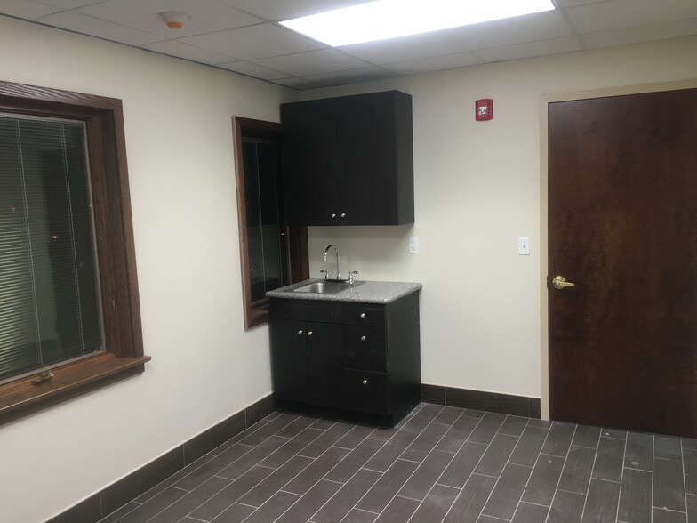 180 Tices Ln, East Brunswick, NJ à louer - Photo intérieure – Image 3 sur 13