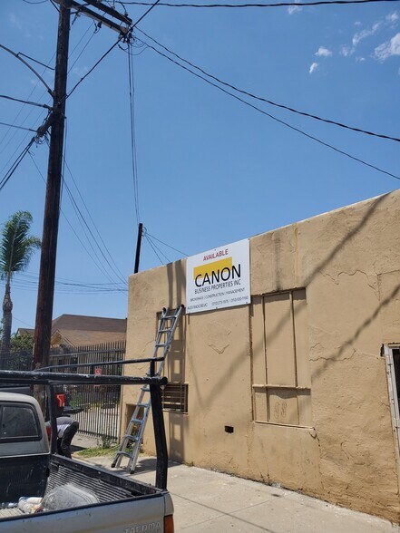 1851-1855 East 63rd St, Los Angeles, CA à louer - Photo de l’immeuble – Image 1 sur 2