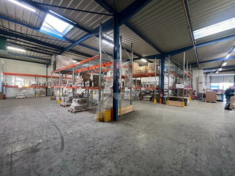 Local d’activités dans Ivry-sur-Seine à louer - Photo de l’immeuble – Image 2 sur 3