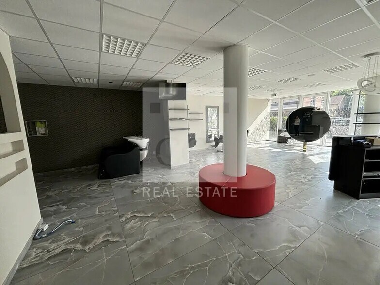 Local commercial dans La Verpillière à louer - Photo de l’immeuble – Image 3 sur 11