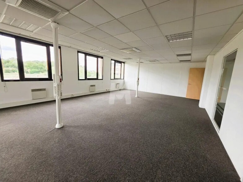 Bureau dans Évry-Courcouronnes à louer - Photo de l’immeuble – Image 3 sur 12