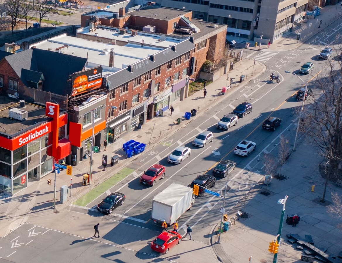 320-328 Bloor St W, Toronto, ON à louer Photo de l’immeuble– Image 1 sur 4