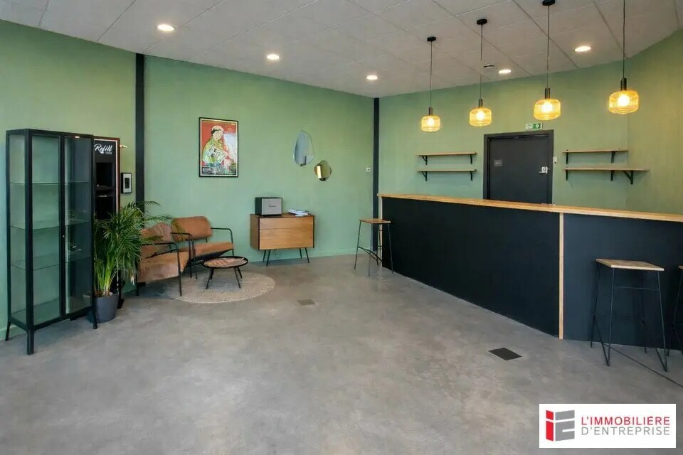 Local commercial dans Pleumeleuc à louer Hall d’entrée– Image 1 sur 4