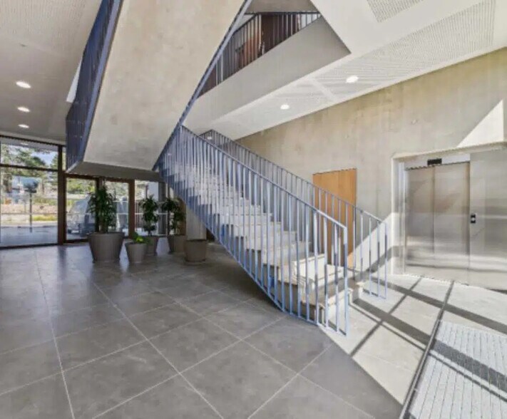 51 Rue Berty Albrecht, Bron à louer - Photo de l’immeuble – Image 3 sur 25