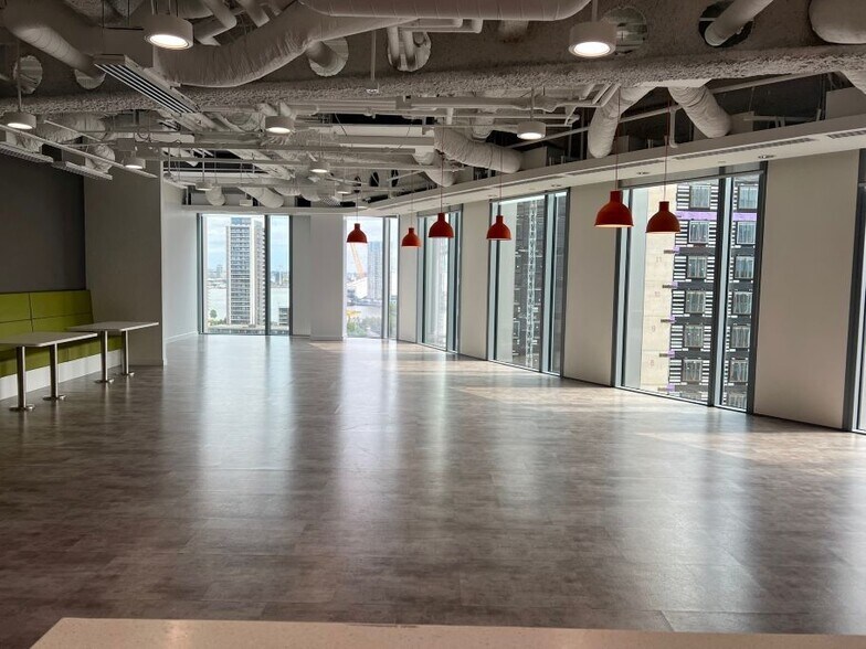 5 Churchill Pl, Londres à louer - Photo de l’immeuble – Image 3 sur 4