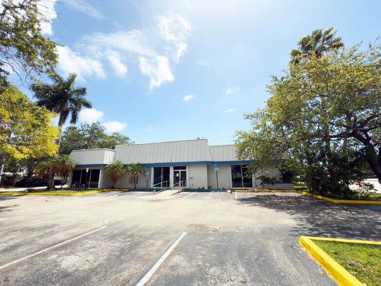 1813 NE 163rd St, North Miami Beach, FL à vendre - Photo de l’immeuble – Image 2 sur 17