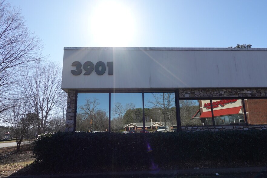 3901 N Roxboro St, Durham, NC à louer - Photo de l’immeuble – Image 2 sur 11