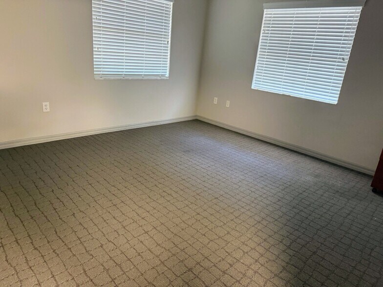 1034 16th St N, Saint Petersburg, FL à louer - Photo de l’immeuble – Image 3 sur 16