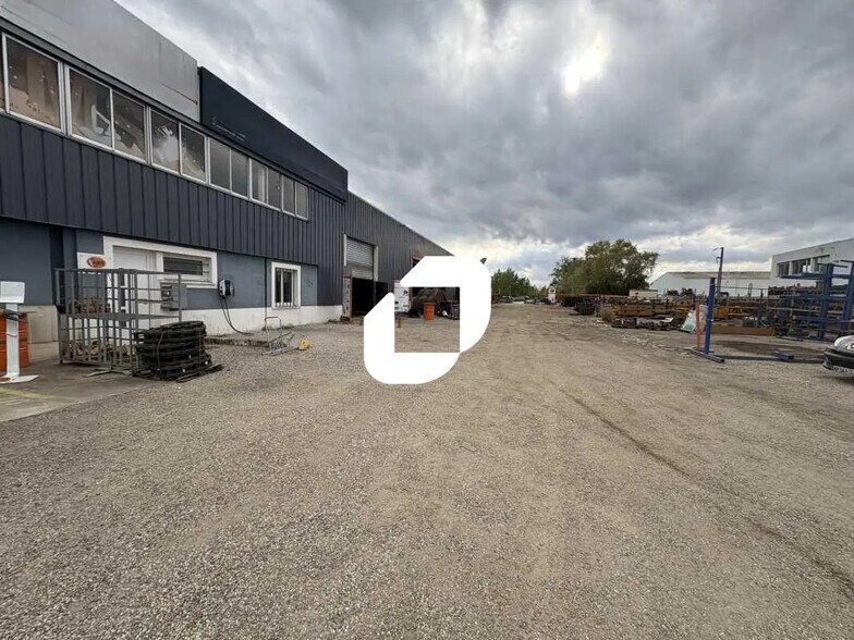 Local d’activités dans Latresne à louer - Photo de l’immeuble – Image 3 sur 13