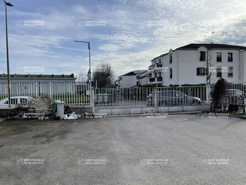 Local d’activités dans Aulnay-sous-Bois à louer - Photo de l’immeuble – Image 2 sur 3