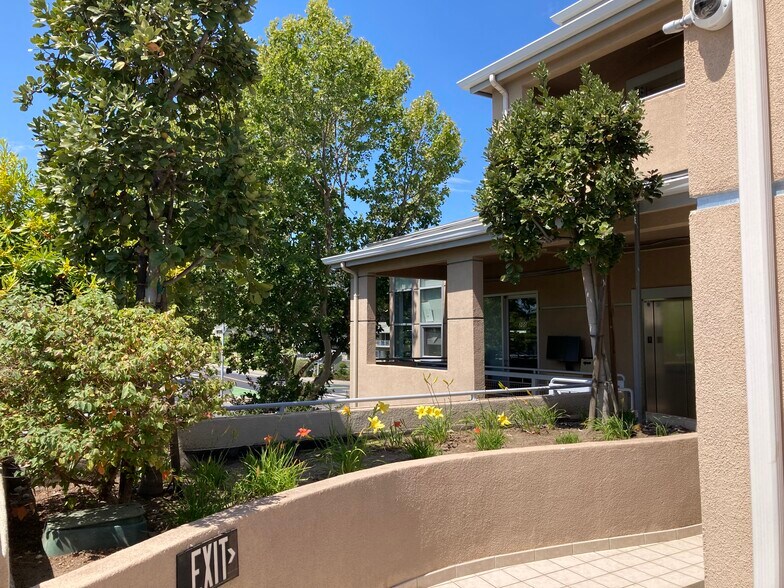 3239 El Camino Real, Palo Alto, CA à louer - Photo de l’immeuble – Image 3 sur 14