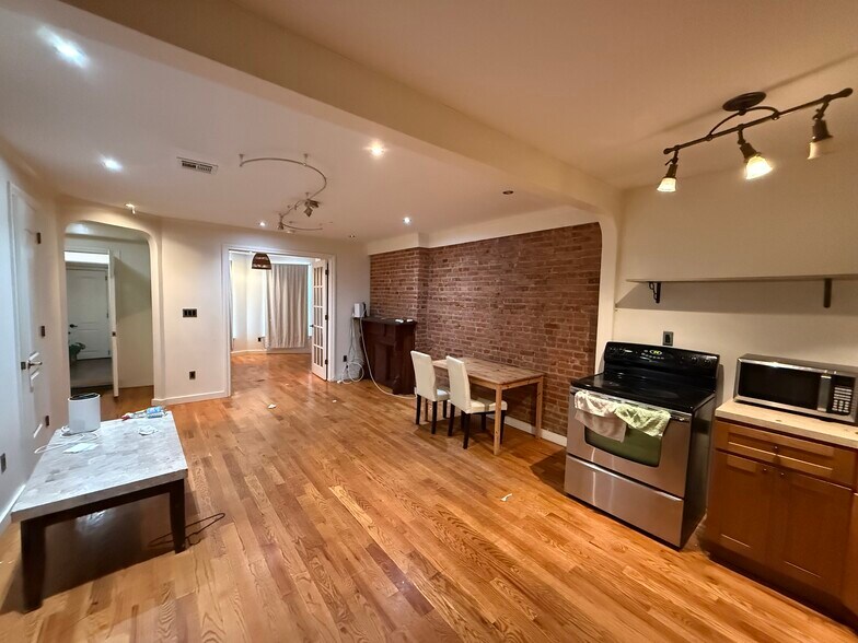687 Bushwick Ave, Brooklyn, NY à louer - Photo de l’immeuble – Image 1 sur 15
