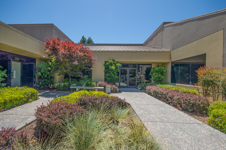 1341-1353 Redwood Way, Petaluma, CA à louer - Photo de l’immeuble – Image 3 sur 7