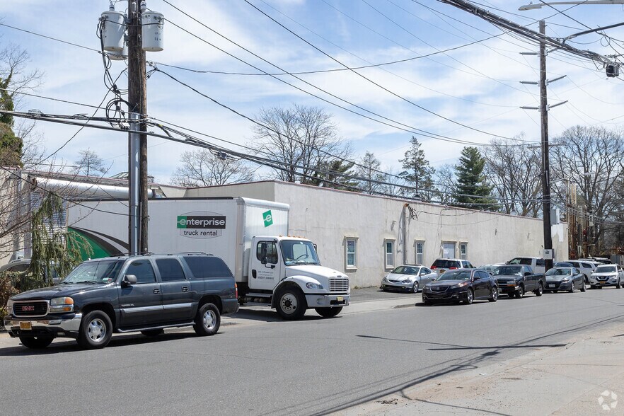 59 Hempstead Gardens Dr, West Hempstead, NY à louer - Photo de l’immeuble – Image 2 sur 5
