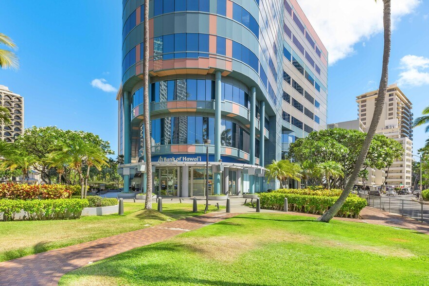 2155 Kalakaua Ave, Honolulu, HI à louer - Photo de l’immeuble – Image 3 sur 9