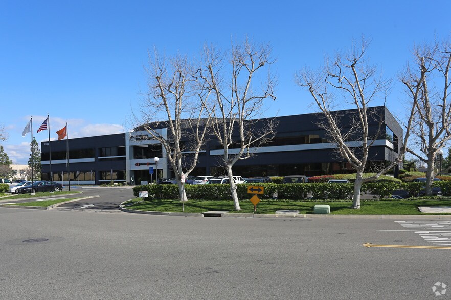 17620 Fitch, Irvine, CA à vendre - Photo de l’immeuble – Image 2 sur 6