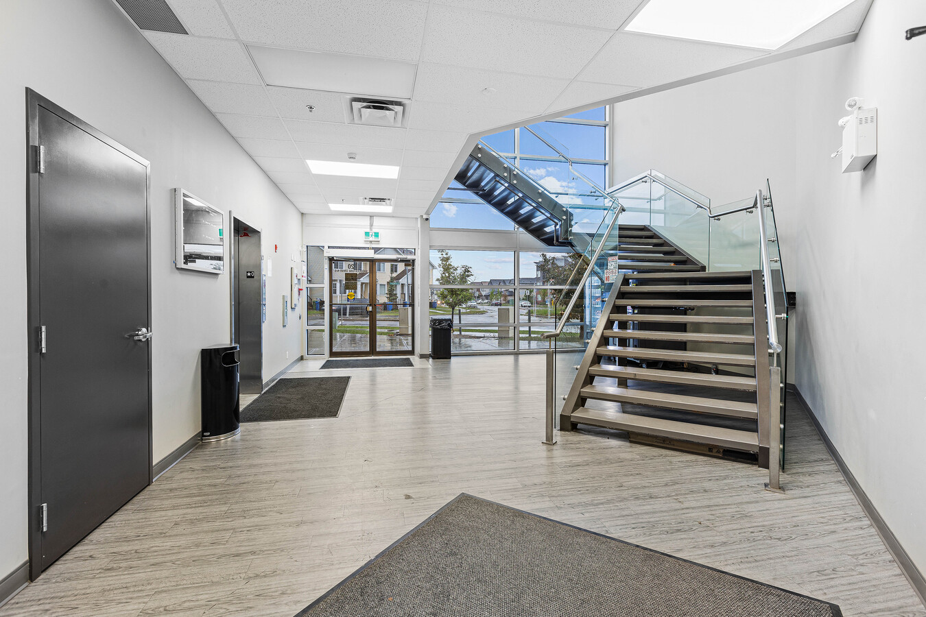 20 Saddlestone Dr, Calgary, AB T3J 0W8 - Lot 202 -  - Hall d’entrée - Image 1 of 14