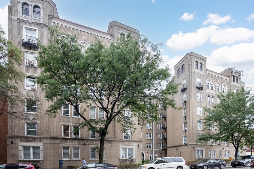 80-20 Broadway, Flushing, NY à louer - Photo principale – Image 1 sur 7
