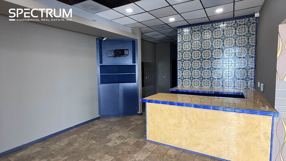 18000 Ventura Blvd, Encino, CA à louer - Photo de l’immeuble – Image 2 sur 8