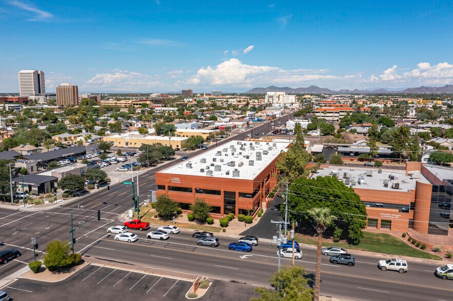 702 E Osborn Rd, Phoenix, AZ à louer - Photo de l’immeuble – Image 3 sur 9