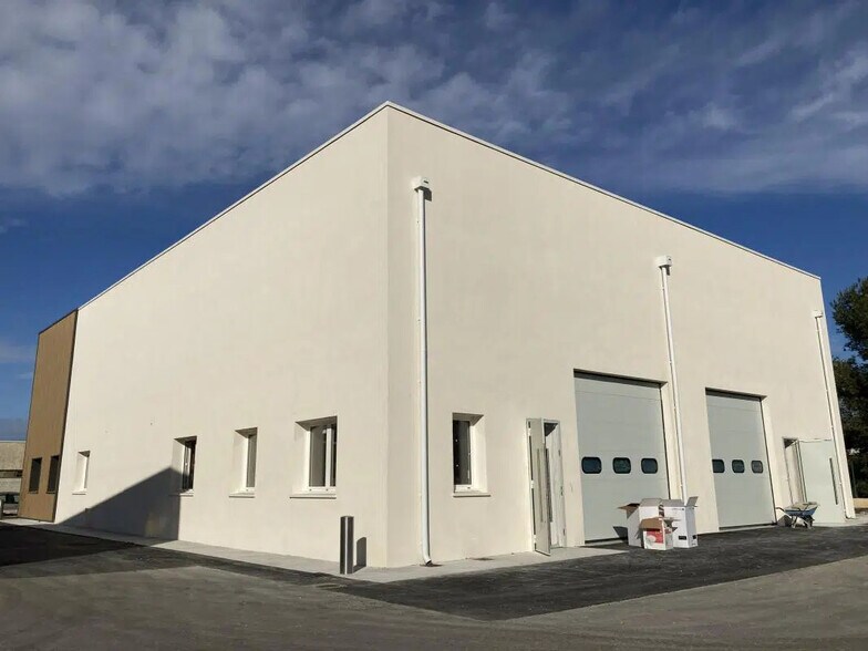 Industriel/Logistique dans Six-Fours-les-Plages à louer - Photo de l’immeuble – Image 2 sur 8