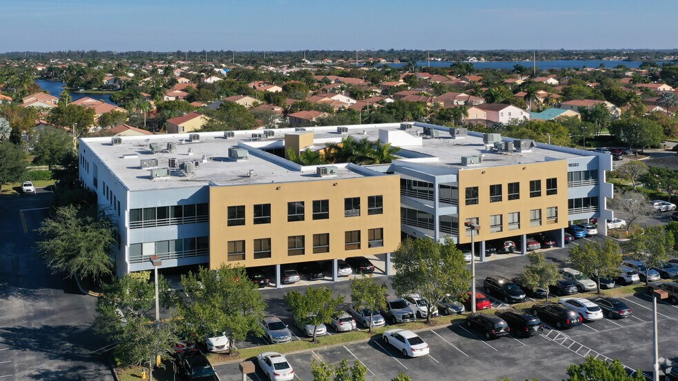 18503 Pines Blvd, Pembroke Pines, FL à louer - Photo de l’immeuble – Image 2 sur 24