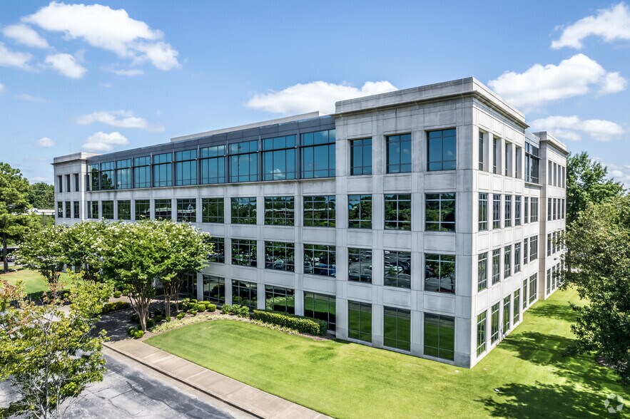 6750 Lenox Center Ct, Memphis, TN à louer - Photo de l’immeuble – Image 2 sur 7