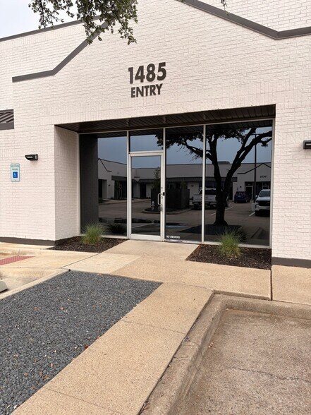 1485 Richardson Dr, Richardson, TX à louer - Photo de l’immeuble – Image 3 sur 9