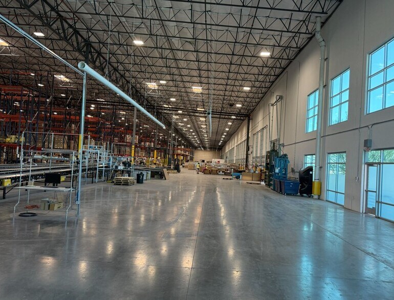 5430 Donovan Way, North Las Vegas, NV à louer - Photo de l’immeuble – Image 3 sur 6