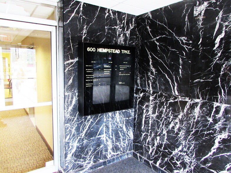 600 Hempstead Tpke, West Hempstead, NY à louer - Hall d’entrée – Image 3 sur 6