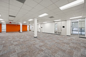7996 North Point Blvd, Winston-Salem, NC à louer Photo de l’immeuble– Image 1 sur 5