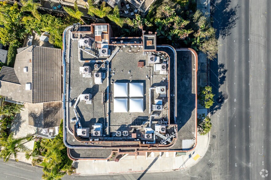105 Crescent Bay Dr, Laguna Beach, CA à louer - Photo de l’immeuble – Image 2 sur 17